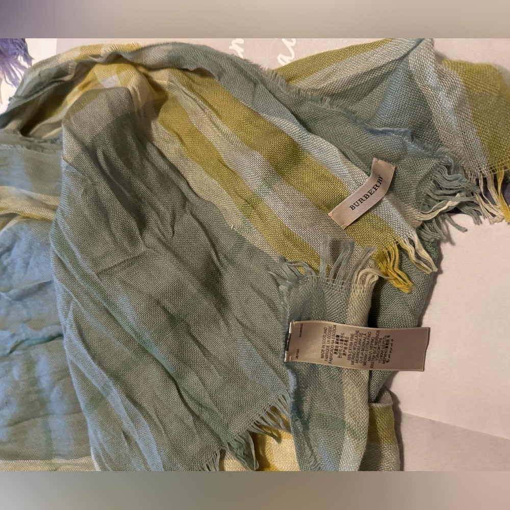 💯 % AUTHENTIC Burberry Linen Scarf in soft green /yellow hues - Picture 2 of 3